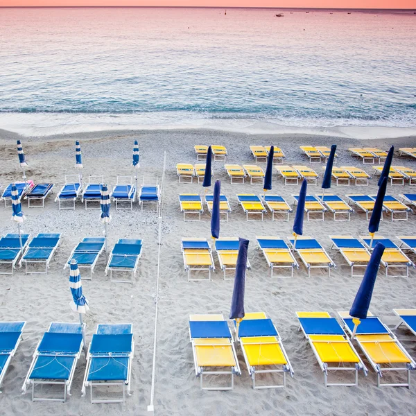 Beach umbrellas with chairs — Stock Photo, Image