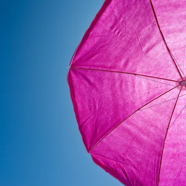 Omrelle de plage avec ciel bleu — Photo