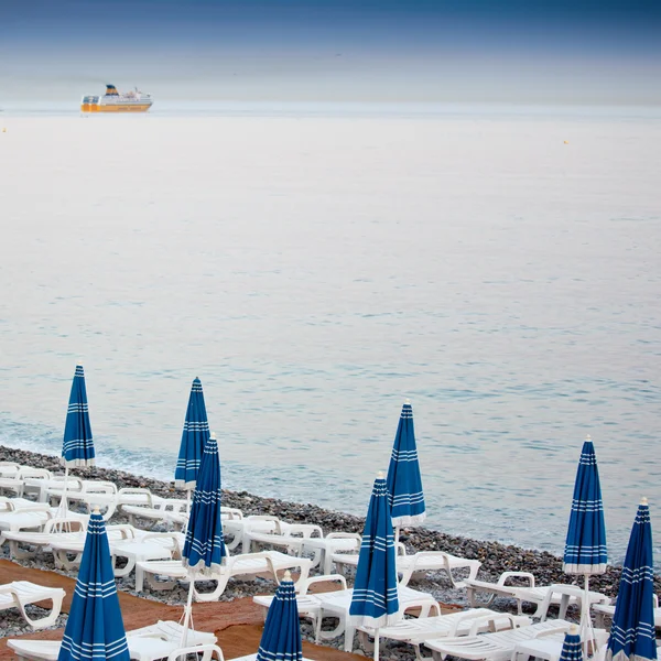Guarda-chuvas de praia em uma praia — Fotografia de Stock