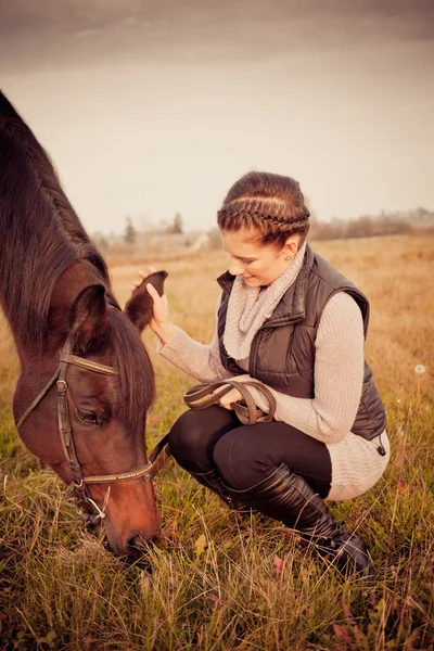 Mooie vrouw met paard — Stockfoto