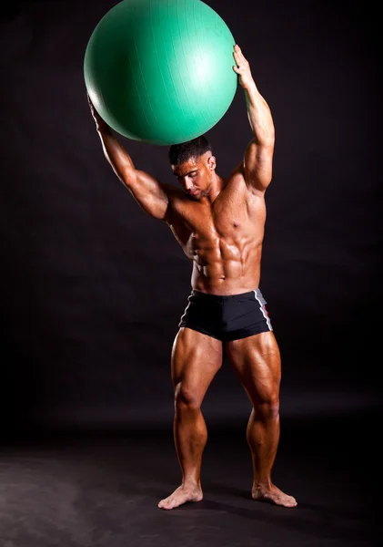 Jeune bodybuilder posant — Photo