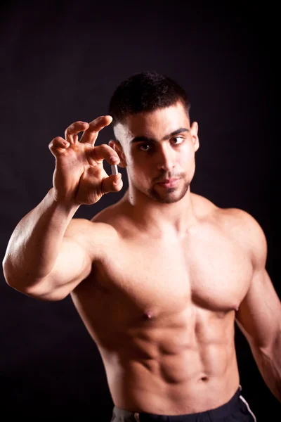 Junger Bodybuilder nimmt Steroide — Stockfoto