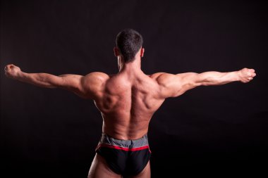 genç vücut geliştirmeci poz