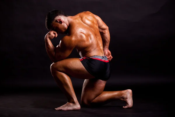 Giovane bodybuilder posa — Foto Stock