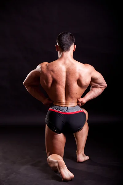 Junge Bodybuilderin posiert — Stockfoto