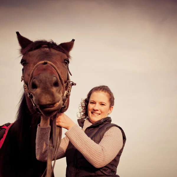 Krásná žena s koněm — Stock fotografie