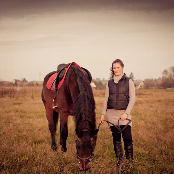 Belle femme avec cheval — Photo