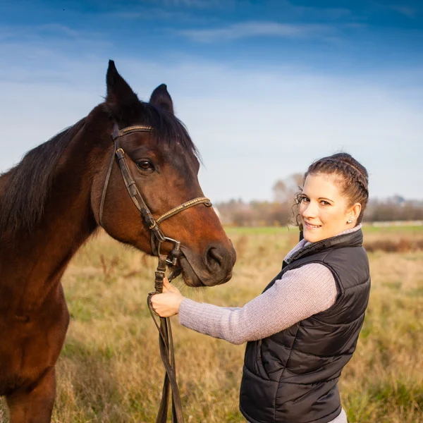 Krásná žena s koněm — Stock fotografie