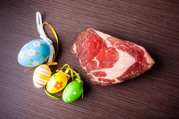 Carne de vacuno con huevos de Pascua —  Fotos de Stock
