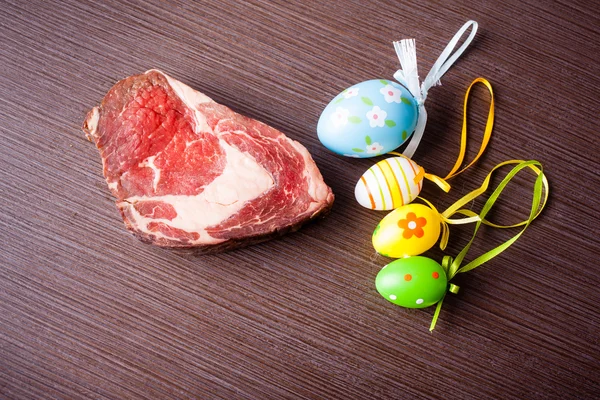 Carne bovina con uova di Pasqua — Foto Stock