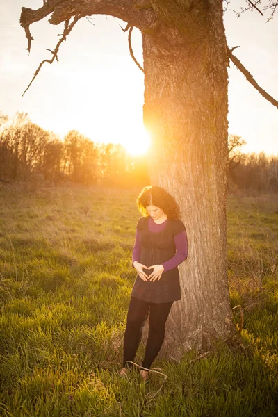 Mooie zwangere jonge vrouw — Stockfoto