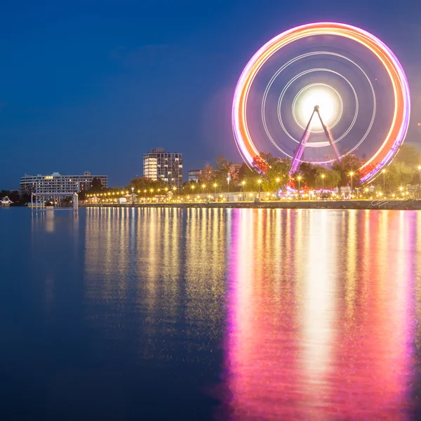 Ruota panoramica di notte — Foto Stock