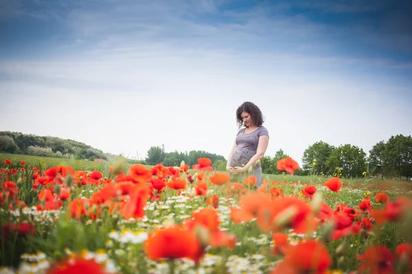 Mujer embarazada hermosa — Foto de Stock