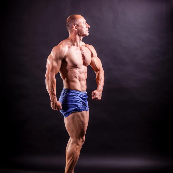 Bodybuilder buigen zijn spieren — Stockfoto