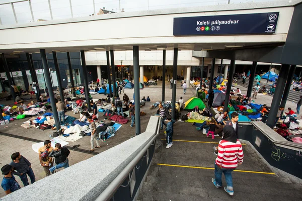 Krigsflyktingar vid Keleti järnvägsstation — Stockfoto