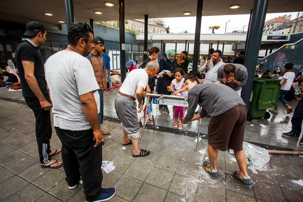 Refugiados de guerra na estação ferroviária de Keleti — Fotografia de Stock