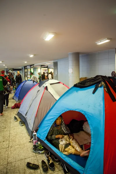 Refugiados de guerra en la estación de tren Keleti — Foto de Stock