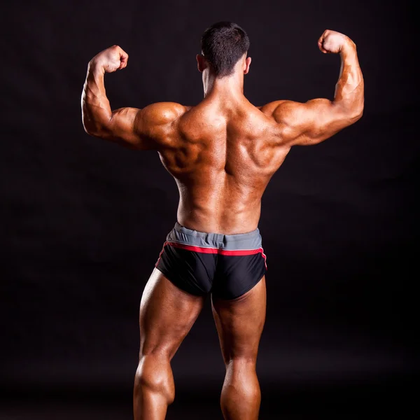 Jonge bodybuilder poseren — Stockfoto