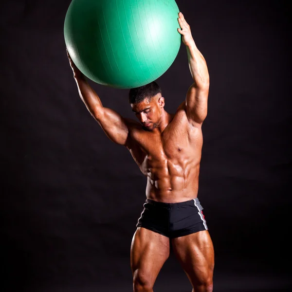 Young bodybuilder posing — Stock Photo, Image