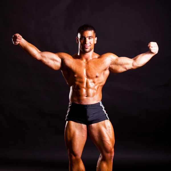 Young bodybuilder posing — Stock Photo, Image