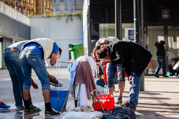 War refugees at the Keleti Railway Station — Stock Photo, Image