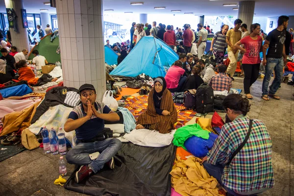 Krigsflyktingar vid Keleti järnvägsstation — Stockfoto