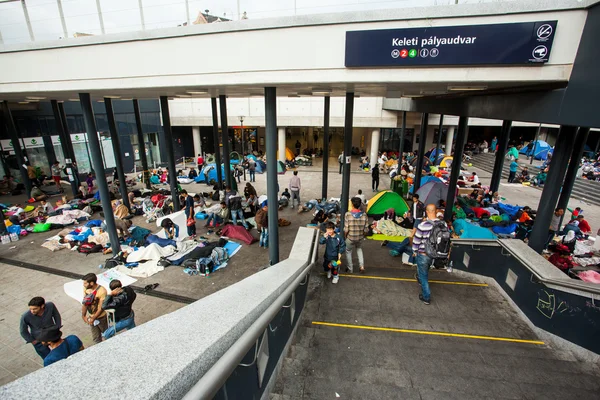 Krigsflyktingar vid Keleti järnvägsstation — Stockfoto