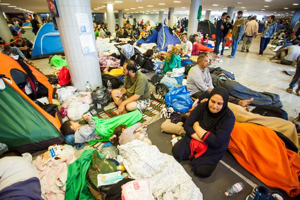 Krigsflyktingar vid Keleti järnvägsstation — Stockfoto