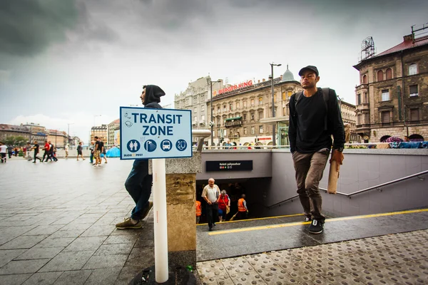 Refugiados de guerra en la estación de tren Keleti — Foto de Stock