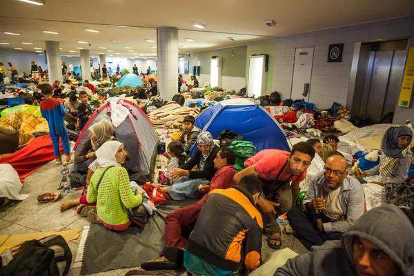 Refugiados de guerra en la estación de tren Keleti Imágenes de stock libres de derechos