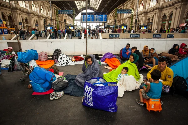 Refugiados de guerra na estação ferroviária de Keleti — Fotografia de Stock