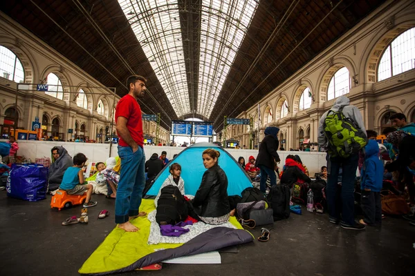 Kriegsflüchtlinge am Keleti-Bahnhof — Stockfoto