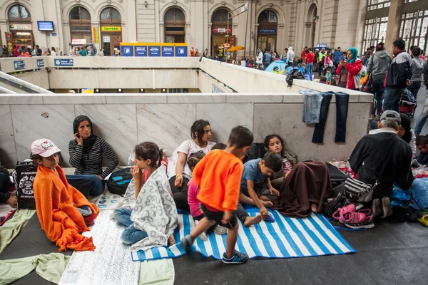 Refugiados de guerra na estação ferroviária de Keleti — Fotografia de Stock