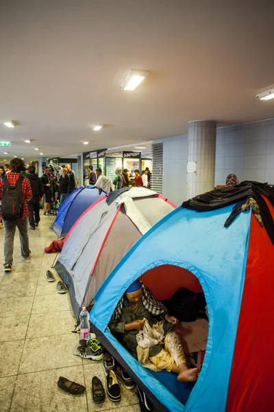 ผู้ลี้ภัยสงครามที่สถานีรถไฟเคลเต้ — ภาพถ่ายสต็อก