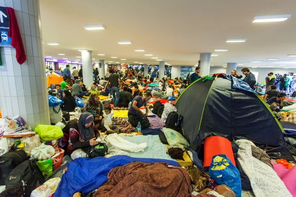 Refugiados de guerra en la estación de tren Keleti — Foto de Stock