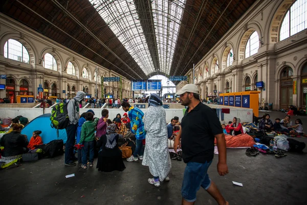 Oorlogsvluchtelingen op de Keleti Railway Station — Stockfoto
