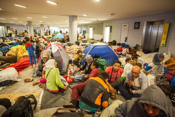 Πρόσφυγες πολέμου στο σιδηροδρομικό σταθμό Keleti — Φωτογραφία Αρχείου