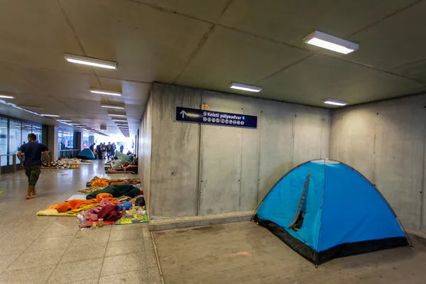 Refugiados de guerra na estação ferroviária de Keleti — Fotografia de Stock