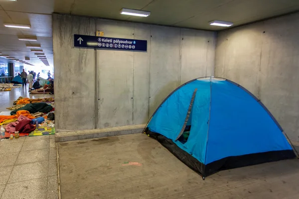 Krigsflyktingar vid Keleti järnvägsstation — Stockfoto