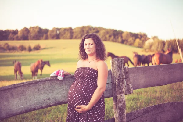 Krásná těhotná žena — Stock fotografie