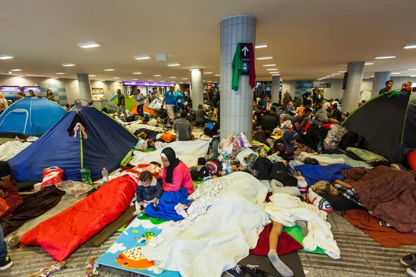 Війна біженців в залізничного вокзалу Келеті — стокове фото