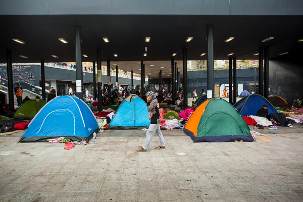 Военные беженцы на железнодорожном вокзале Келети — стоковое фото