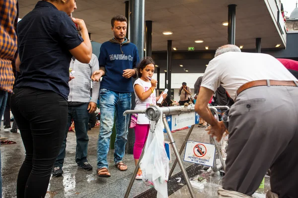 Réfugiés de guerre à la gare de Keleti — Photo