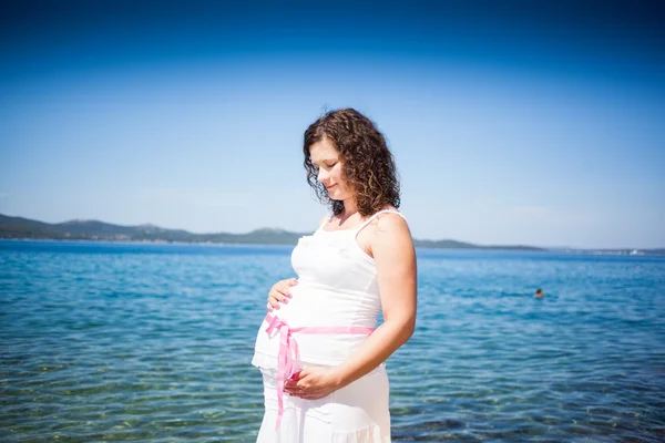 Mulher grávida na praia — Fotografia de Stock