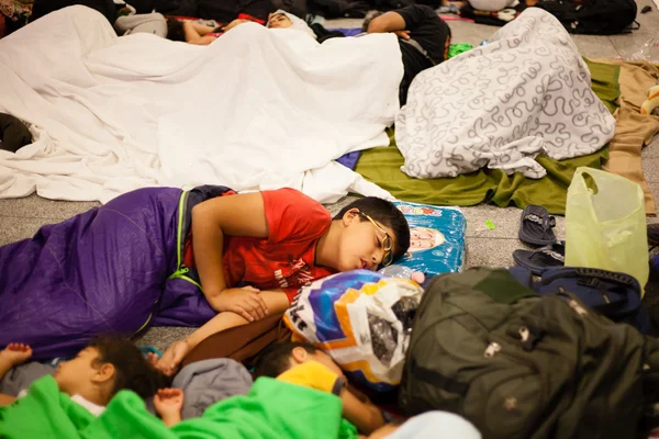 War refugees at the Keleti Railway Station — Stock Photo, Image