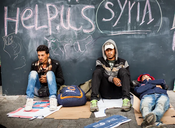 Krigsflyktingar vid Keleti järnvägsstation — Stockfoto