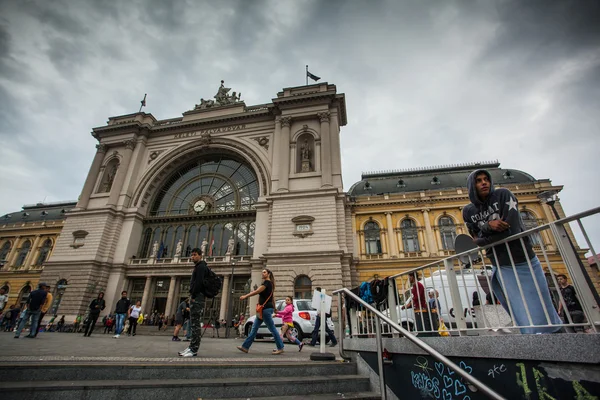 Refugiados de guerra en la estación de tren Keleti —  Fotos de Stock