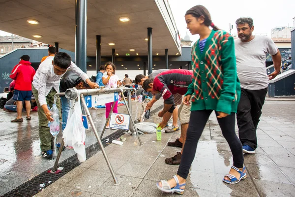 War refugees at the Keleti Railway Station — Stock Photo, Image