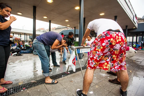 Refugiados de guerra na estação ferroviária de Keleti — Fotografia de Stock