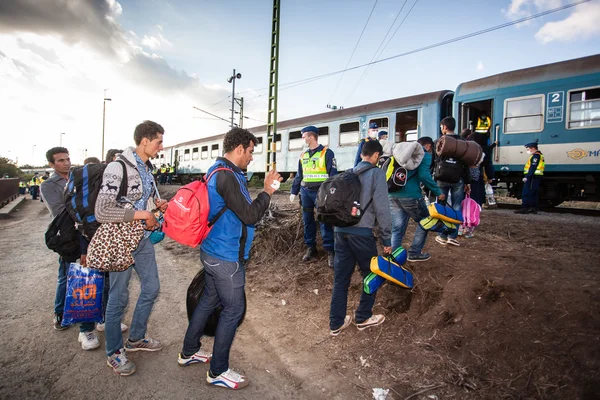 Refugiados de guerra en la estación de tren Gyekenyes — Foto de Stock